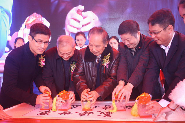 举世臻藏•文化博能 博能首届国大师文化艺术节取得圆满成功 11月29日,举世臻藏•文化博能博能首届国大师文化艺术节在博能中心营销中心盛大开幕。艺术节展出的作品有瓷板画、根雕、国画、水晶等共300余件作品,皆为国家级大师的作品,展出珍宝中涉及年代最早将可追溯至元代。此次艺术节将持续至12月18日,并向广大艺术品爱好者免费开放,共赏博能集团为社会收藏的文化艺术品。 当天,中国瓷坛泰斗级大师张松茂携夫人徐亚凤大师、以及多次受邀央视百家讲坛的江西师大方志远教授莅临现场,为大家做作品详细